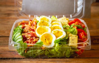 Envases plásticos con tapa transparente para alimentos.