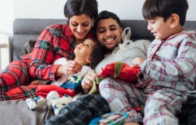 Familia relajándose para ver películas de navidad.