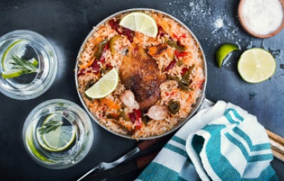 Sartén de pollo, arroz y verduras, plato único de guandú panameño.