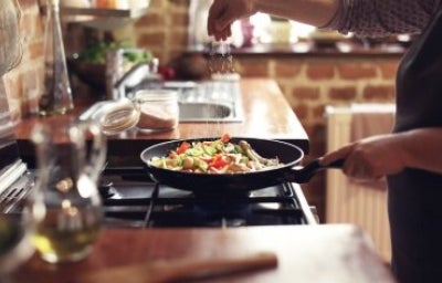 Cocinar verduras, condimentando con ajonjolí.