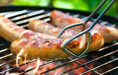 Deliciosas salchichas alemanas a la parrilla.