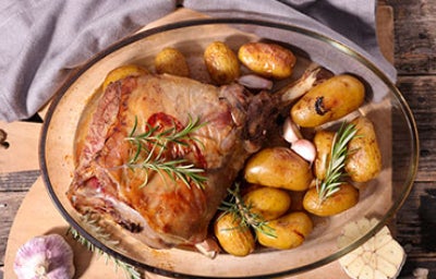 Olla de vidrio con pollo.