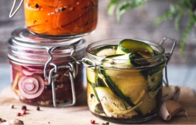 Verduras encurtidas. Pepinillo de zanahoria y cebolla.
