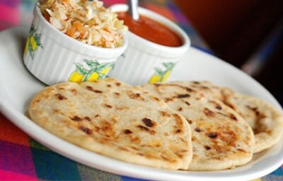 Pupusa salvadoreña con cerdo y queso. 