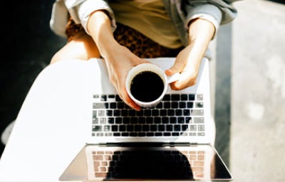 Café chorreado que te acompaña en el trabajo.
