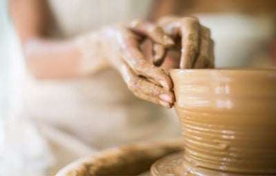 Creando una vasija de barro.