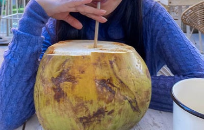 Mujer disfrutando de agua de pipa.
