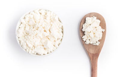 Cuajo para queso en fondo blanco.
