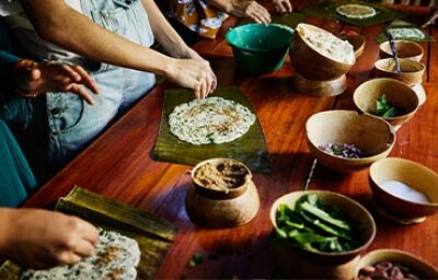 Familia preparando tamales en Latinoamérica de forma tradicional.
