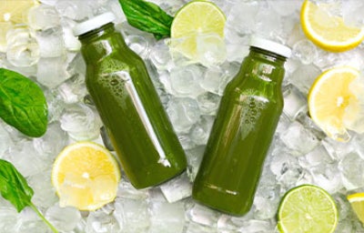 Jugo verde prensado natural.