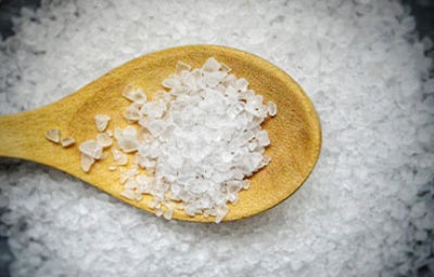 Sal artesanal sobre cuchara de madera.