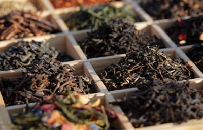 Secado solar en plantas de té.