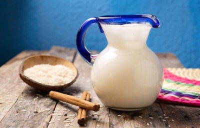 Tipo de horchata sobre mesa de madera.