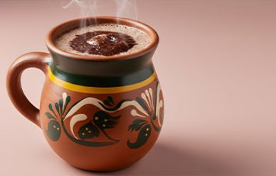 Tiste casero caliente en taza artesanal.