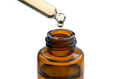Aceite de canela en fondo blanco.
