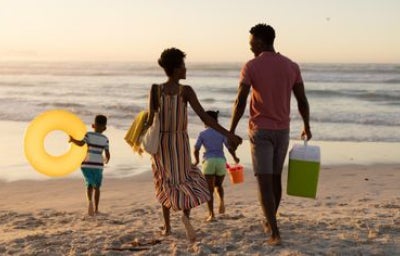 Cómo organizar la hielera para la playa en Semana Morazánica en un viaje en familia.