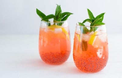 Refresco de chan con rodajas de limón.