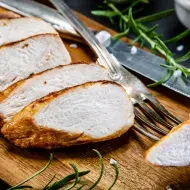 Pollo sobre tabla de madera