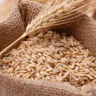 Una bolsa llena de trigo, un alimento que contiene gluten