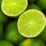 Un limón, uno de los cítricos más usados, partido por la mitad, encima de más limones.