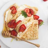 Desayuno crepe con fresas y miel