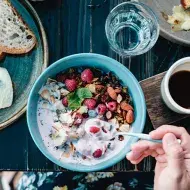 Bowl de frutas, nueces y yogurt, unos de los desayunos fáciles y rápido