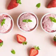 Vaso con helado de fresa