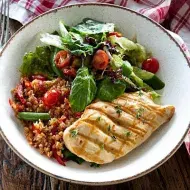 Un pollo marinado, acompañado de ensalada