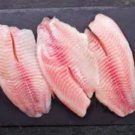 Filetes cortados y preparados para cocinar un pescado.