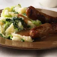 Salchichas caseras, acompañadas de papas