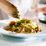 Una pasta italiana acompañada de verduras