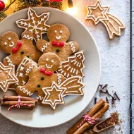 Galletas navideñas en formas de estrellas, árboles y muñecos