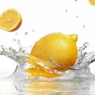 Un tipo de limón amarillo cayendo en el agua
