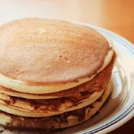 Una pila de pancakes balanceados.