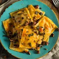 Un plato de ravioles, el tipo de pasta rellena más popular.