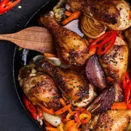 Un pollo agridulce con verduras.