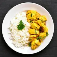 El pollo es una de las carnes que más se usan en los diferentes tipos de curry.