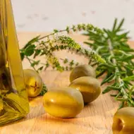 Aceitunas verdes y aceite de oliva 