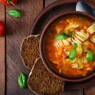 Plato con sopa de verduras