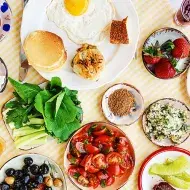 Mesa con diferentes preparaciones de desayuno