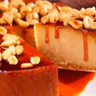 Un juego de texturas con un flan de maní.