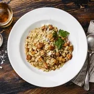El risotto es una receta con champiñones deliciosa.
