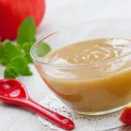 Cuchara y compota de frutas sabor a manzana  