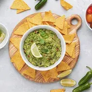 Entrante con ingredientes para hacer guacamole