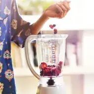 Los smoothies se pueden preparar en una licuadora portátil o tradicional