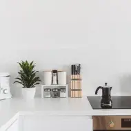 Una cocina con una estufa de vitrocerámica limpia