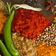 La paprika se distingue por sus tonos rojizos, aunque puede variar.