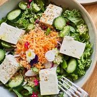 Platos de la India, incluyendo una ensalada con tofu.