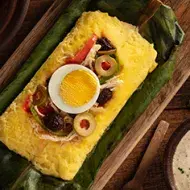 Plato con tamales dulces y salados envuelto en hoja de maíz  