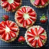Tartaletas de fresas con crema pastelera.